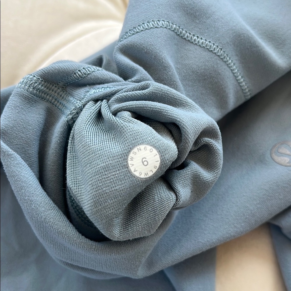 Lululemon Sky-Blue Wunder Under Capri Leggings - Picture 4 of 4